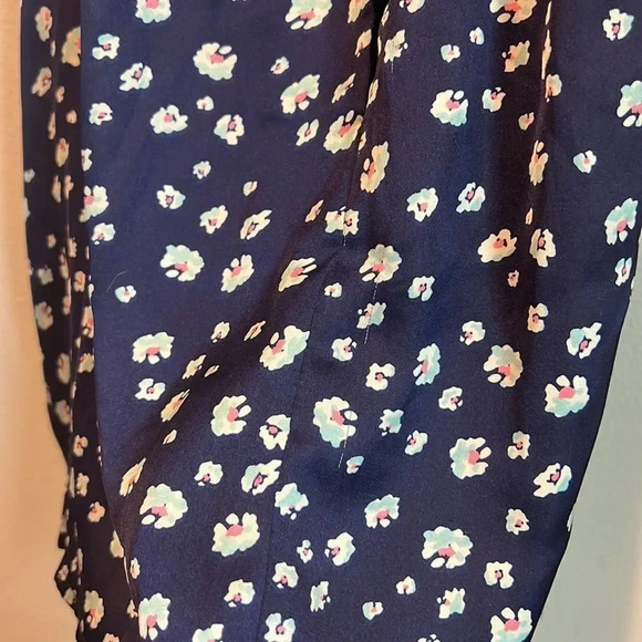 I love h81 forever 21 navy silky floral print top women’s medium - Picture 6 of 6